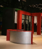 Bancone curvo in legno con laminato microforato